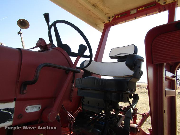 image for item EI9299 1977 International 686 tractor