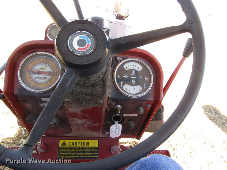 image for item EI9299 1977 International 686 tractor