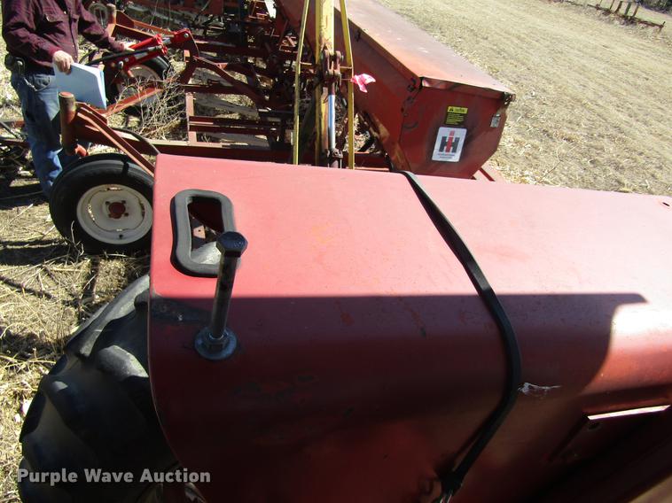 image for item EI9299 1977 International 686 tractor