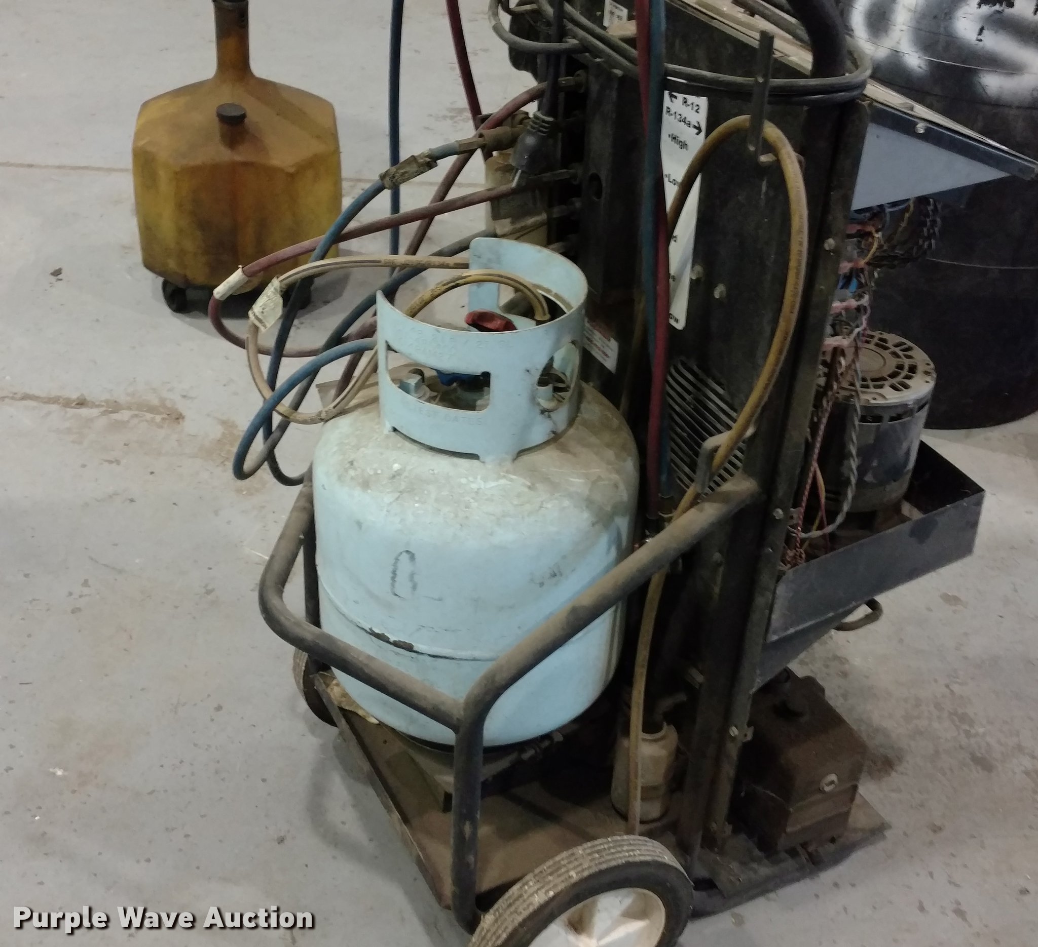 AC refrigerant reclaimer in Winfield, KS Item DF9873 sold Purple Wave