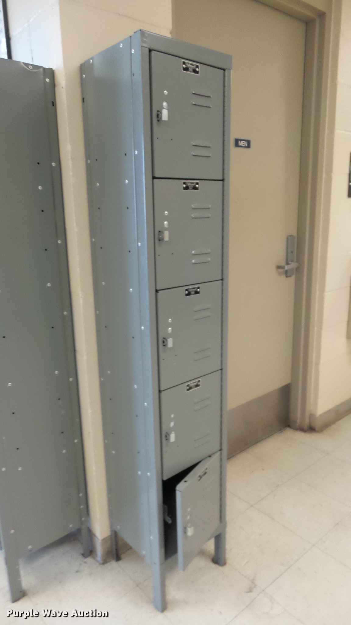 (160) Hallowell lockers in Wichita, KS Item EC9731 sold Purple Wave