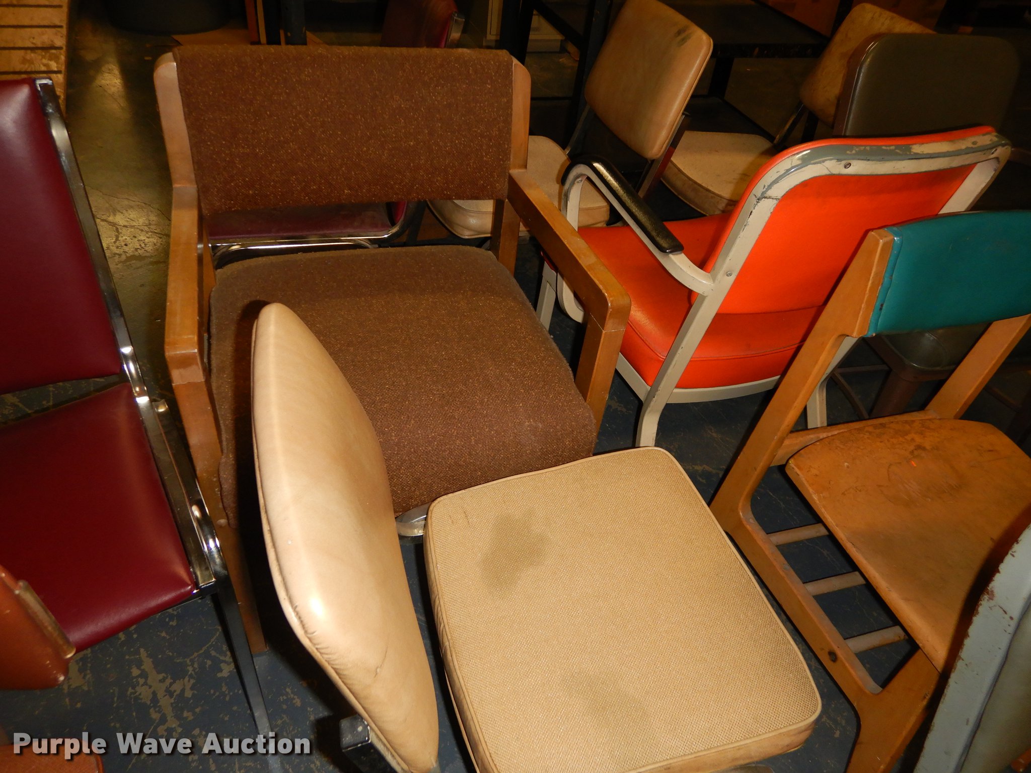 Furniture in Salina, KS Item EN9101 sold Purple Wave