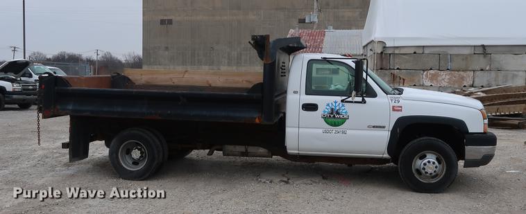 image for item DA8656 2005 Chevrolet 3500 flatbed dump truck