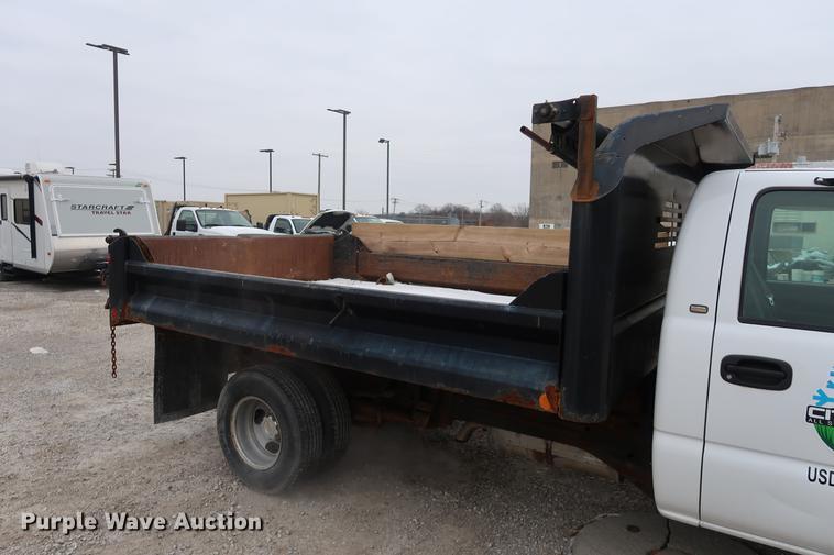 image for item DA8656 2005 Chevrolet 3500 flatbed dump truck