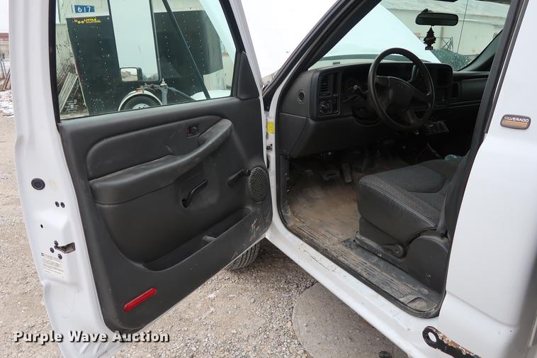 image for item DA8656 2005 Chevrolet 3500 flatbed dump truck