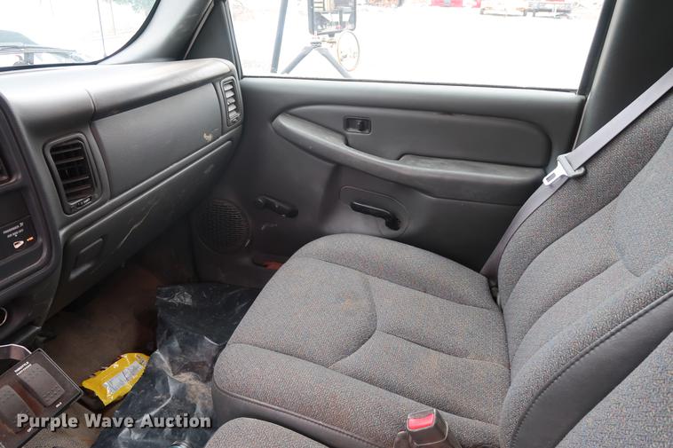 image for item DA8656 2005 Chevrolet 3500 flatbed dump truck