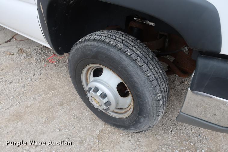 image for item DA8656 2005 Chevrolet 3500 flatbed dump truck