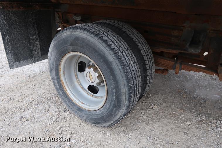 image for item DA8656 2005 Chevrolet 3500 flatbed dump truck