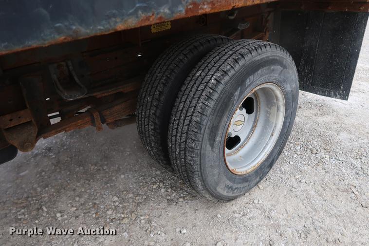 image for item DA8656 2005 Chevrolet 3500 flatbed dump truck