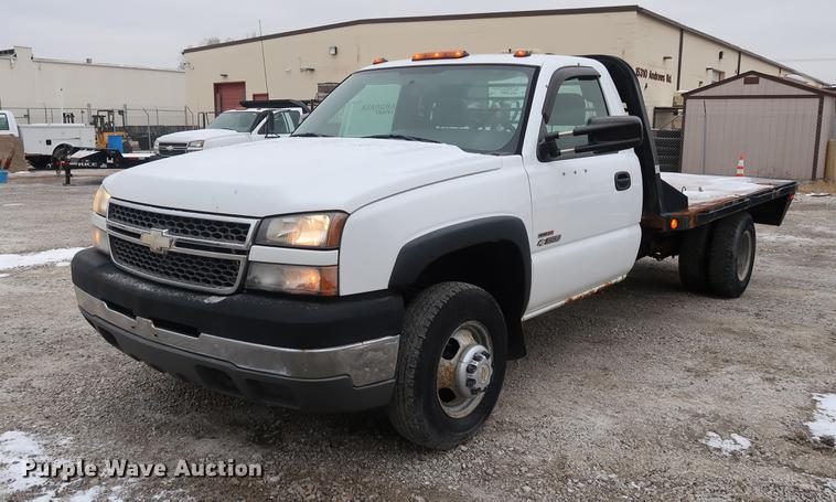 image for item DA8663 2005 Chevrolet 3500 flatbed truck