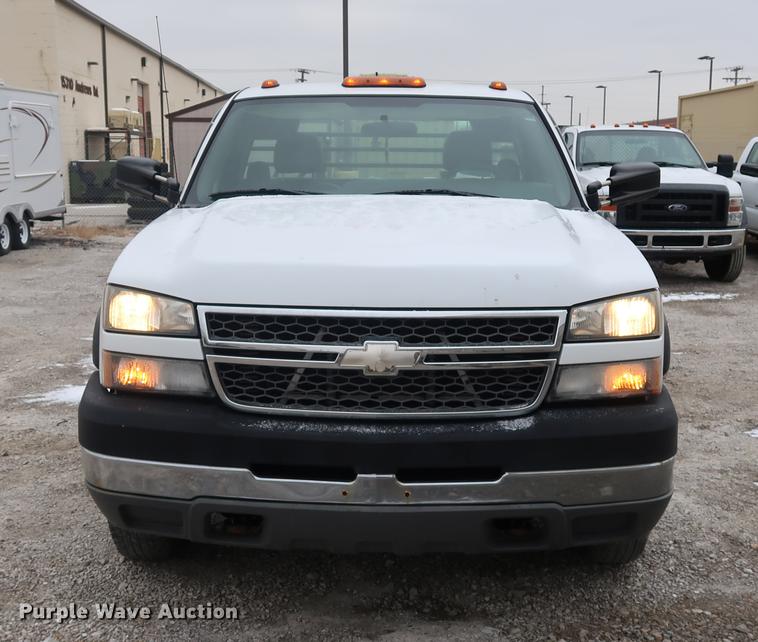 image for item DA8663 2005 Chevrolet 3500 flatbed truck