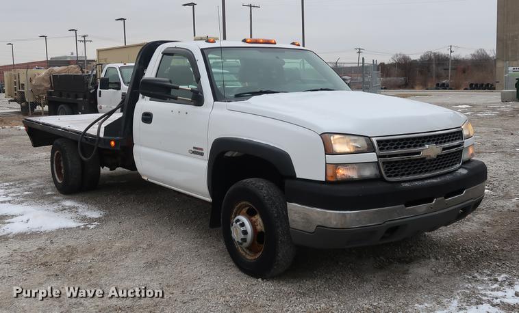 image for item DA8663 2005 Chevrolet 3500 flatbed truck