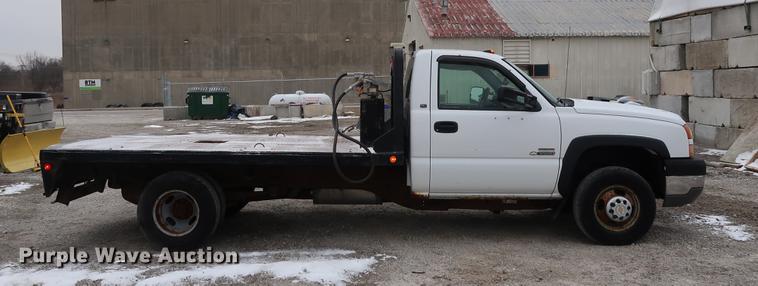 image for item DA8663 2005 Chevrolet 3500 flatbed truck