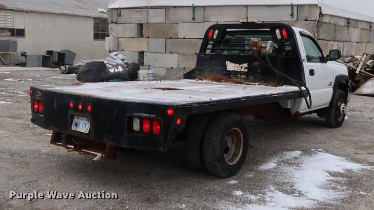 image for item DA8663 2005 Chevrolet 3500 flatbed truck