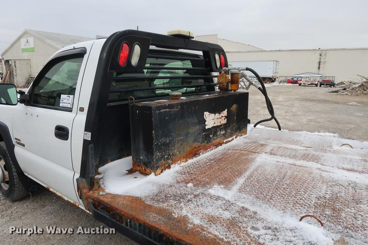 image for item DA8663 2005 Chevrolet 3500 flatbed truck
