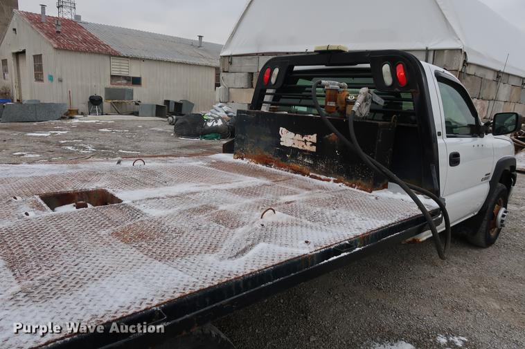 image for item DA8663 2005 Chevrolet 3500 flatbed truck