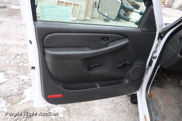 image for item DA8663 2005 Chevrolet 3500 flatbed truck