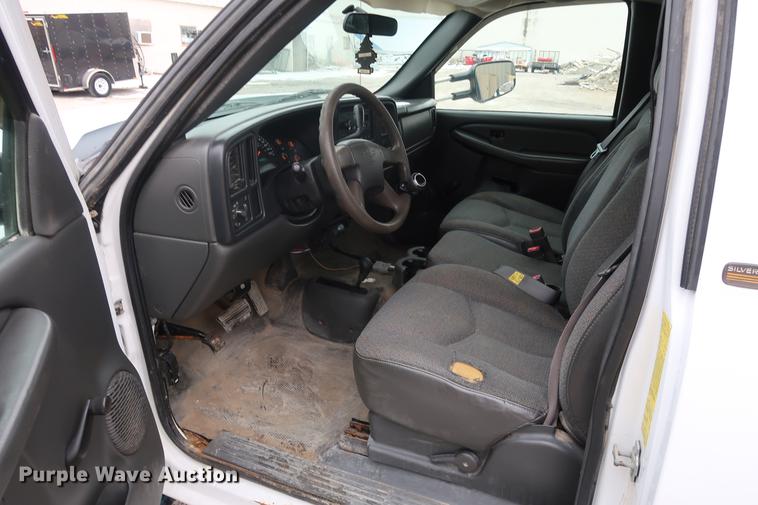 image for item DA8663 2005 Chevrolet 3500 flatbed truck