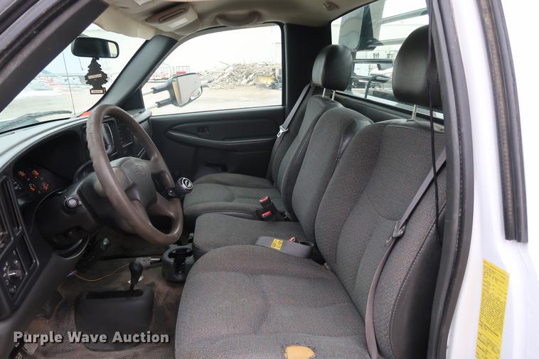 image for item DA8663 2005 Chevrolet 3500 flatbed truck