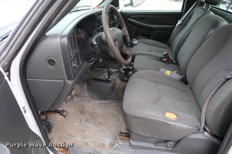 image for item DA8663 2005 Chevrolet 3500 flatbed truck