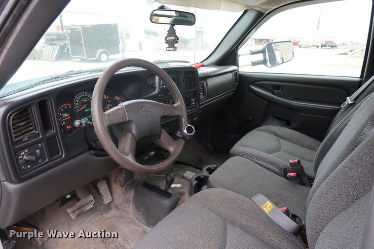 image for item DA8663 2005 Chevrolet 3500 flatbed truck