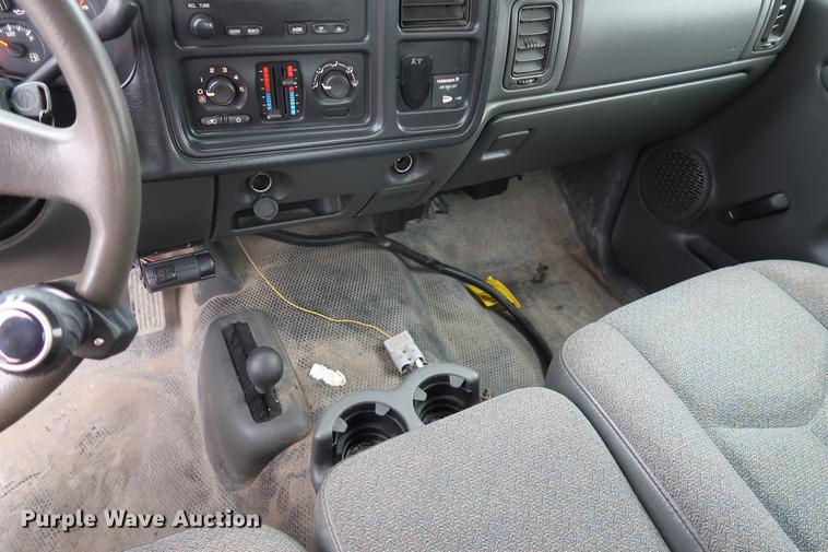 image for item DA8663 2005 Chevrolet 3500 flatbed truck