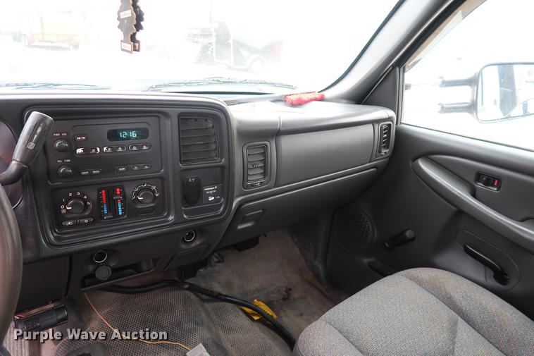 image for item DA8663 2005 Chevrolet 3500 flatbed truck