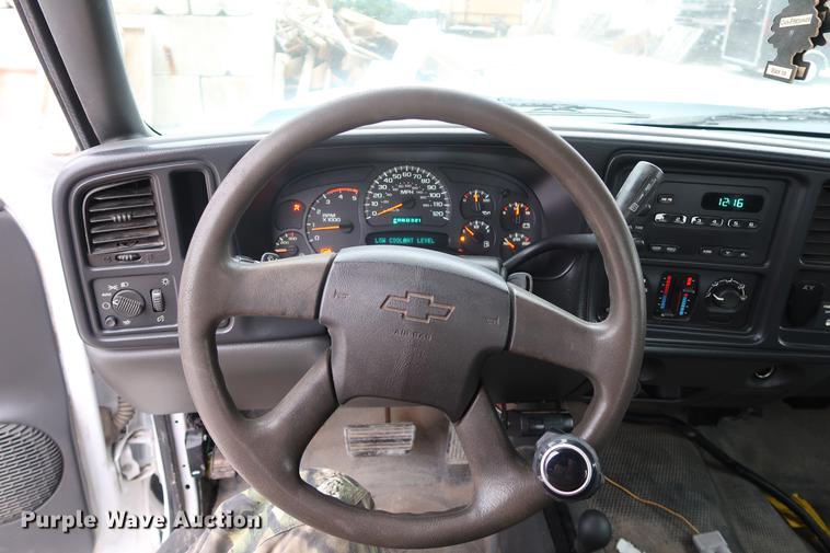 image for item DA8663 2005 Chevrolet 3500 flatbed truck