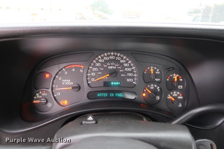 image for item DA8663 2005 Chevrolet 3500 flatbed truck