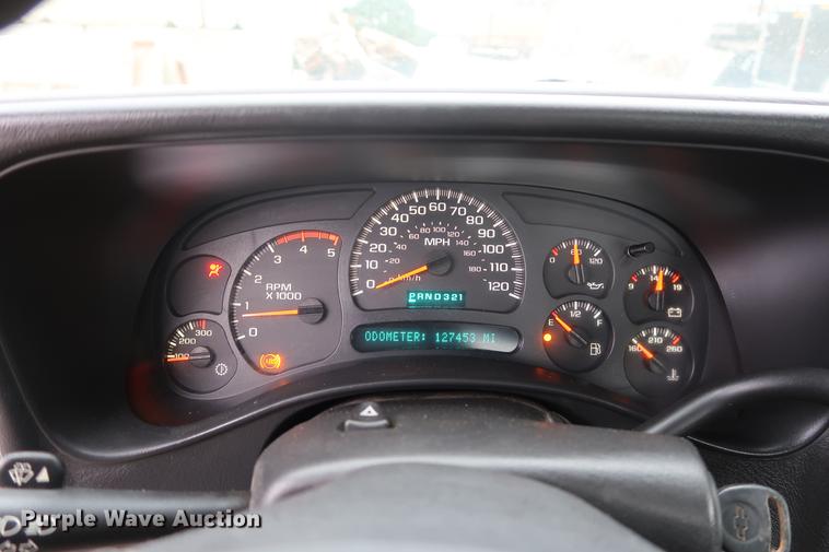 image for item DA8663 2005 Chevrolet 3500 flatbed truck