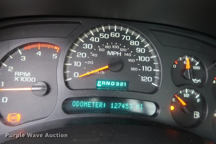 image for item DA8663 2005 Chevrolet 3500 flatbed truck