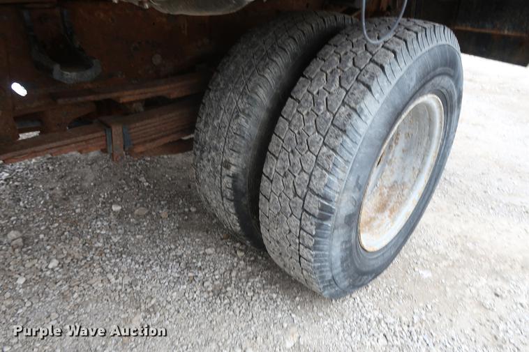 image for item DA8663 2005 Chevrolet 3500 flatbed truck