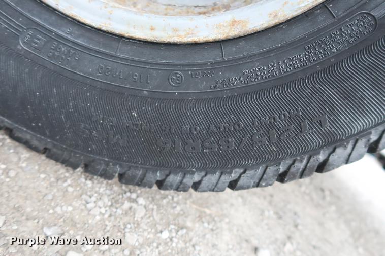 image for item DA8663 2005 Chevrolet 3500 flatbed truck