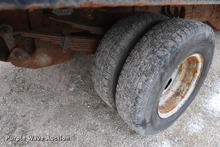 image for item DA8663 2005 Chevrolet 3500 flatbed truck