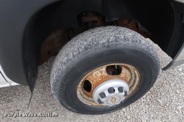 image for item DA8663 2005 Chevrolet 3500 flatbed truck