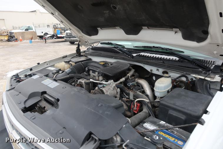 image for item DA8663 2005 Chevrolet 3500 flatbed truck