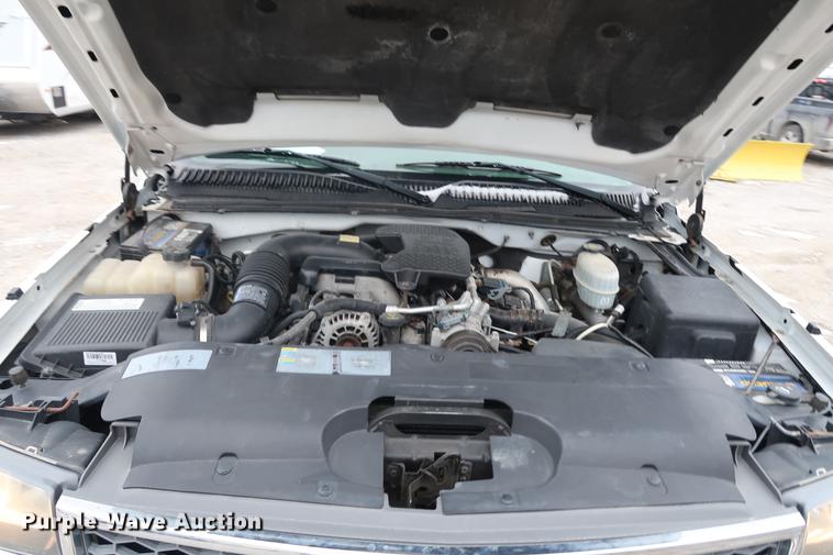 image for item DA8663 2005 Chevrolet 3500 flatbed truck