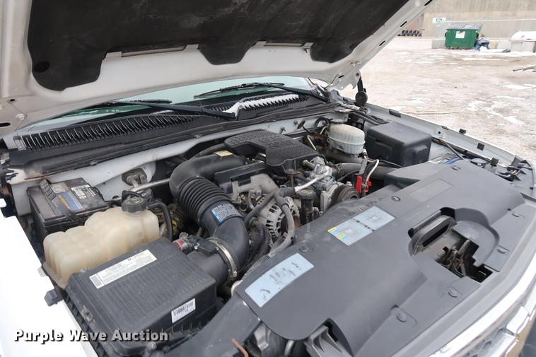 image for item DA8663 2005 Chevrolet 3500 flatbed truck