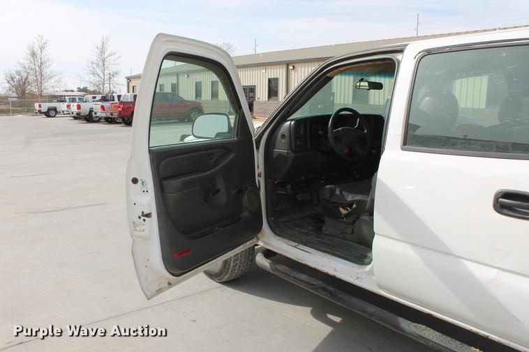 image for item DB5124 2004 Chevrolet Silverado 2500HD Crew Cab pickup truck