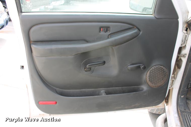 image for item DB5124 2004 Chevrolet Silverado 2500HD Crew Cab pickup truck