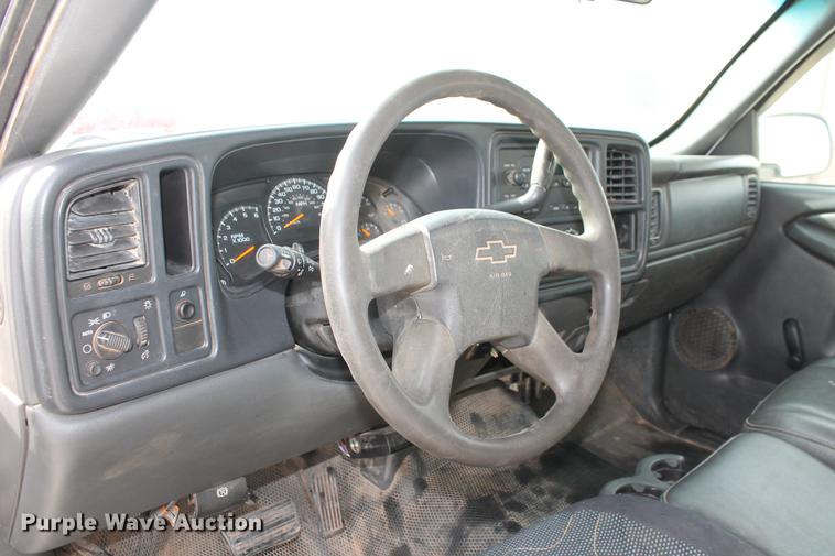 image for item DB5124 2004 Chevrolet Silverado 2500HD Crew Cab pickup truck