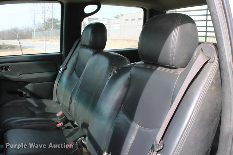 image for item DB5124 2004 Chevrolet Silverado 2500HD Crew Cab pickup truck