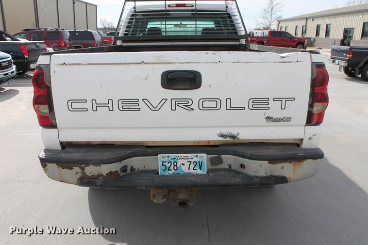 image for item DB5124 2004 Chevrolet Silverado 2500HD Crew Cab pickup truck