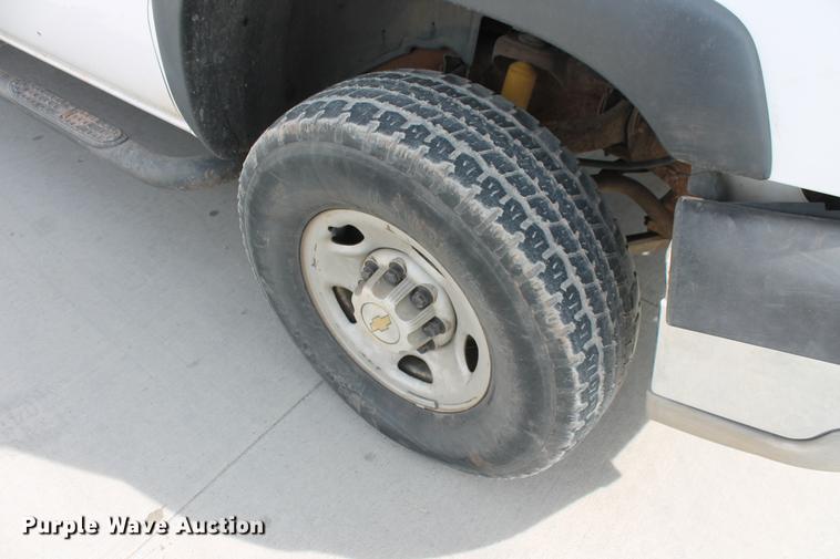 image for item DB5124 2004 Chevrolet Silverado 2500HD Crew Cab pickup truck