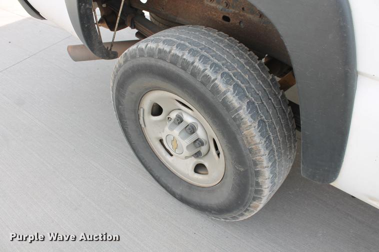 image for item DB5124 2004 Chevrolet Silverado 2500HD Crew Cab pickup truck