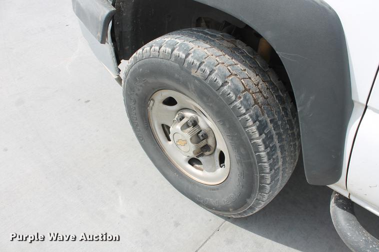 image for item DB5124 2004 Chevrolet Silverado 2500HD Crew Cab pickup truck