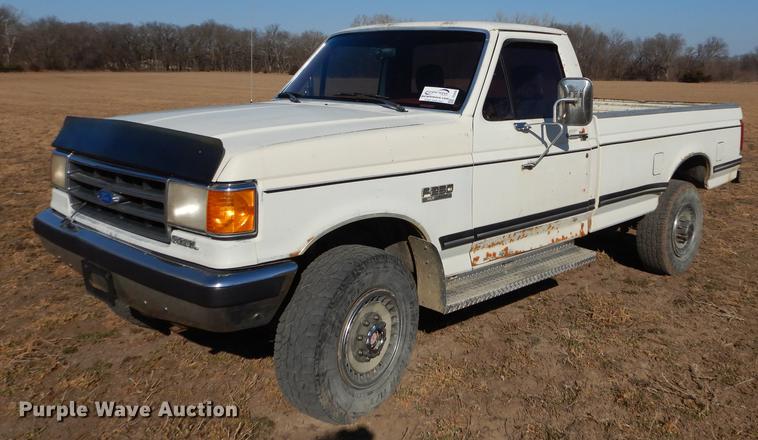 image for item DC0305 1990 Ford F250 XLT Lariat pickup truck