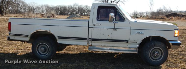 image for item DC0305 1990 Ford F250 XLT Lariat pickup truck
