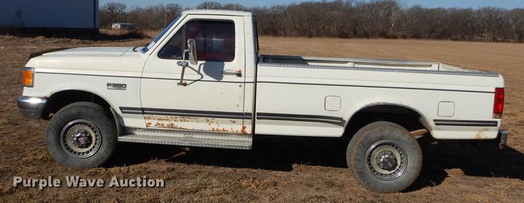image for item DC0305 1990 Ford F250 XLT Lariat pickup truck
