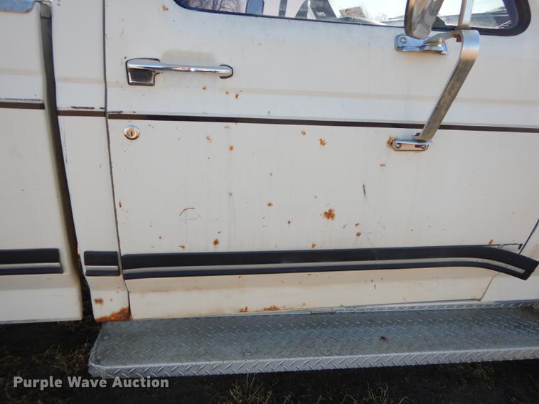 image for item DC0305 1990 Ford F250 XLT Lariat pickup truck